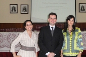 La prof. Barbara Carvalho, Raphael Vasconcelos, y la prof.Marcella Alves Marcarenhas.